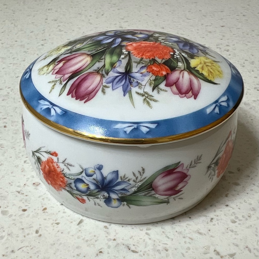 Beautiful, Danbury Mint porcelain music box. Excellent condition.